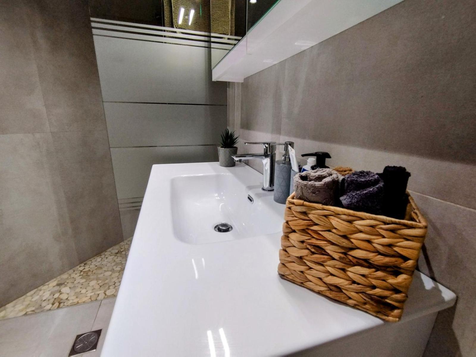 Floral Home 1 - Ground Floor Apt With Courtyard And Private Parking! Athènes Extérieur photo